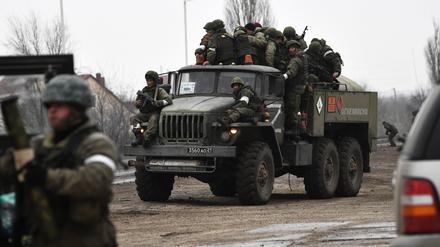 Russische Soldaten sitzen in der Stadt im Norden der Krim auf einem Militärlastwagen. 