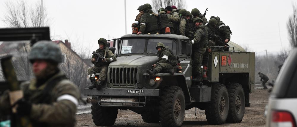 Russische Soldaten sitzen in der Stadt im Norden der Krim auf einem Militärlastwagen. 