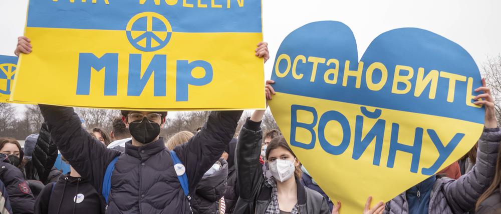 Berliner Schüler demonstrieren gegen den Krieg in der Ukraine. 