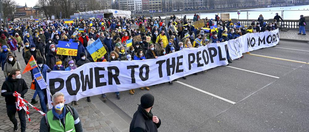 Tausende von Demonstranten mit Transparenten und Fahnen in Gelb-Blau gegen den Krieg der Russen in der Ukraine.