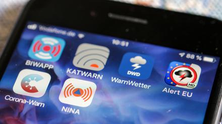 Verschiedene Warn-Apps, darunter die Notfall-Informations- und Nachrichten-App „Nina“ des Bundesamts für Bevölkerungsschutz und Katastrophenhilfe, und die Notfall-App «KATWARN» 