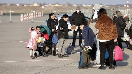 Kriegsflüchtlinge aus der Ukraine kommen am Flughafen Tegel an.