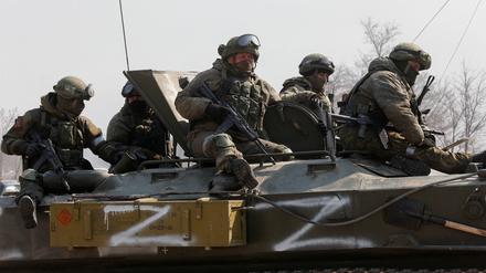 Einheiten von pro-russischen Truppen sind auf einem bepanzerten Fahrzeug mit weißen „Z“ zu sehen, die als symbolischer Zuspruch für die Invasion der Ukraine gelten.