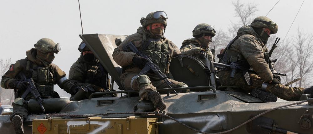 Einheiten von pro-russischen Truppen sind auf einem bepanzerten Fahrzeug mit weißen „Z“ zu sehen, die als symbolischer Zuspruch für die Invasion der Ukraine gelten.