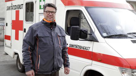 Olav Pfanz vor seinem Krankenwagen in Berlin-Wilmersdorf. Inzwischen ist das Fahrzeug in der Ukraine angekommen. 