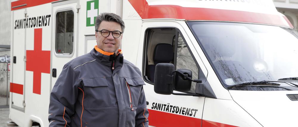 Olav Pfanz vor seinem Krankenwagen in Berlin-Wilmersdorf. Inzwischen ist das Fahrzeug in der Ukraine angekommen. 