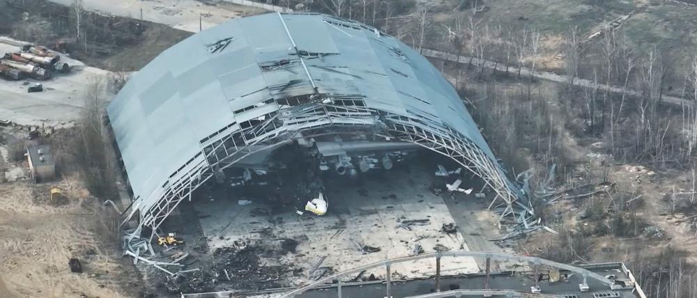 Die zerstörte Antonow An-225 am Flughafen von Hostomel. Sie war das größte betriebsbereite Flugzeug der Welt.