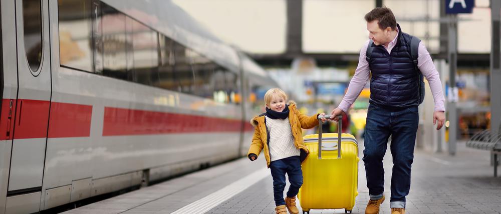 Ob packen oder Kofferziehen – Kinder wollen gerne bei der Urlaubsvorbereitung beteiligt werden.
