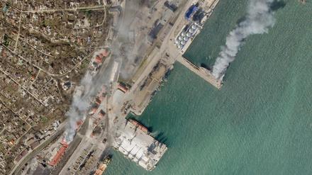 Dieses von Planet Labs PBC herausgegebene Satellitenfoto zeigt ein brennendes ukrainisches Marineschiff sowie ein brennendes nahe gelegenes Gebäude in der belagerten Stadt Mariupol. 