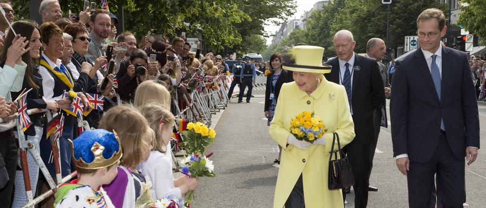 Letzter Staatsbesuch 2015. Fähnchen und Blumenkinder haben die Queen immer erwartet.