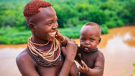 Eine Angehörige des Karo-Stammes mit Kleinkind im südlichen Äthiopien. 