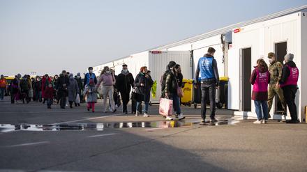 Flüchtlinge aus der Ukraine kommen an einem neu errichteten Ankunftszentrum auf dem Rollfeld vom ehemaligen Flughafen TXL an.