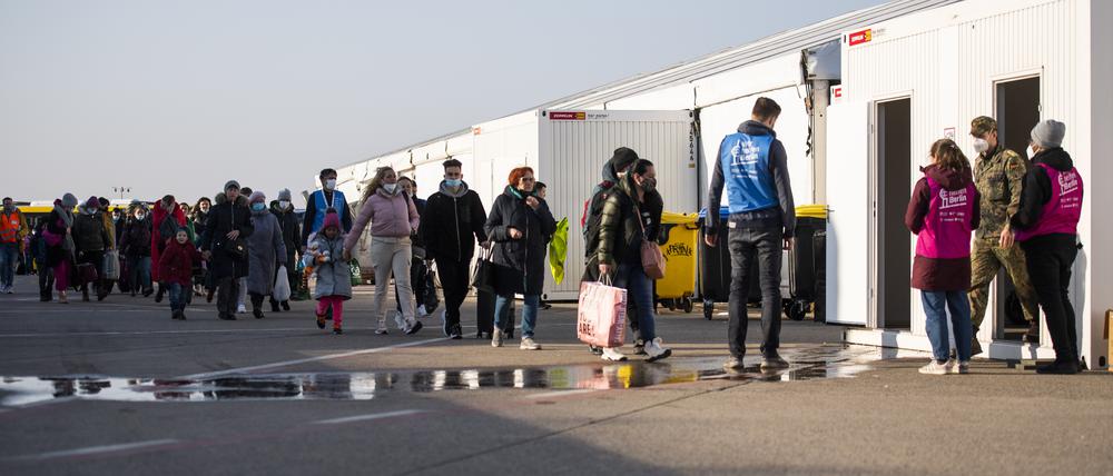 Flüchtlinge aus der Ukraine kommen an einem neu errichteten Ankunftszentrum auf dem Rollfeld vom ehemaligen Flughafen TXL an.