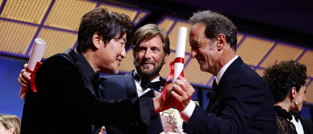 So sehen Gewinner aus: der südkoreanische Darsteller Song Kang-ho (links) und Regisseur Ruben Östlund (mitte) neben dem Jury-Präsidenten Vincent Lindon.