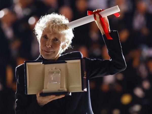 Die französische Regisseurin Claire Denis gewinnt 34 Jahre nach ihrem Cannes-Debüt den Großen Preis der Jury.