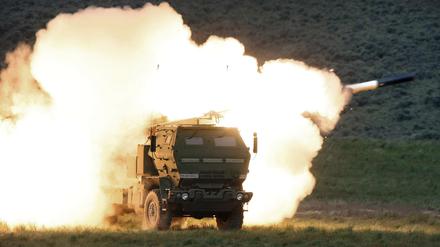 Ein Mehrfachraketenwerfer von Typ HIMARS (High Mobility Artillery Rocket System) fährt während eines Kampftrainings. 