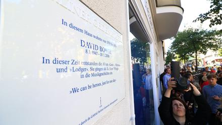 Gedenktafel für den verstorbenen britischen Musiker David Bowie am seinem ehemaligen Wohnhaus in der Hauptstraße 155 in Berlin-Schöneberg. 