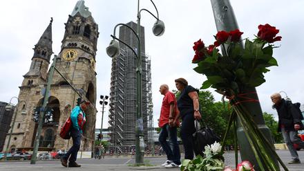 Flowers are placed at the site where a car crashed into a group of Berlin visitors of the Kaulbach school killing one teacher and injuring several pupils near Breitscheidplatz, in Berlin Germany, June 9, 2022.  REUTERS/Fabrizio Bensch