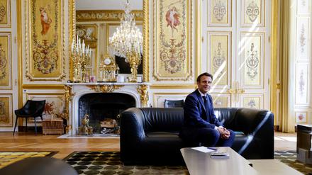 Inmitten von Glitzer und Gold: der französische Präsident Emmanuel Macron im Mai 2022 in seinem Büro im Élysée-Palast.