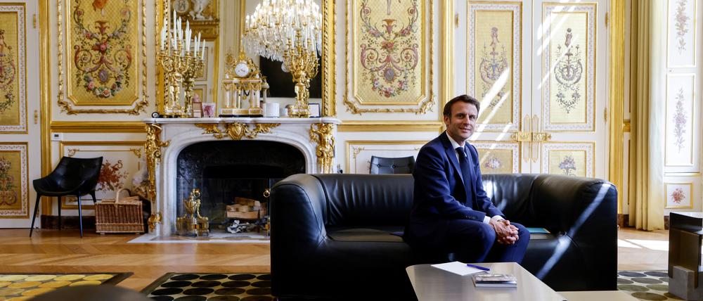 Inmitten von Glitzer und Gold: der französische Präsident Emmanuel Macron im Mai 2022 in seinem Büro im Élysée-Palast.