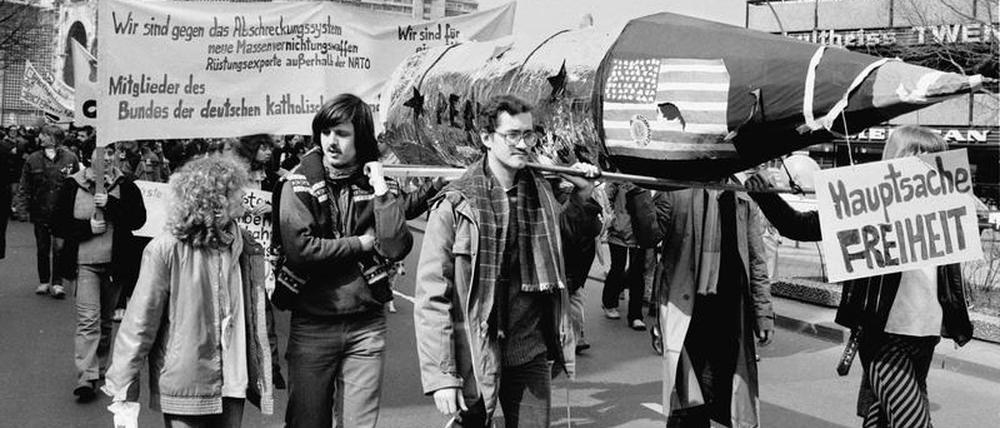 1983 in West-Berlin: Mit Papprakete zum Ostermarsch.