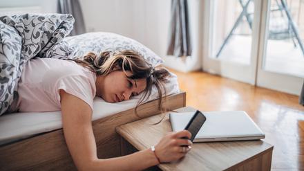 Psychosozialer Stress, etwa auf der Arbeit, lässt den Stresshormonspiegel steigen – wenn man könnte, würde man sich am liebsten schlafen legen.