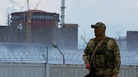 Ein russischer Soldat vor dem besetzten Atomkraftwerk Saporischschja
