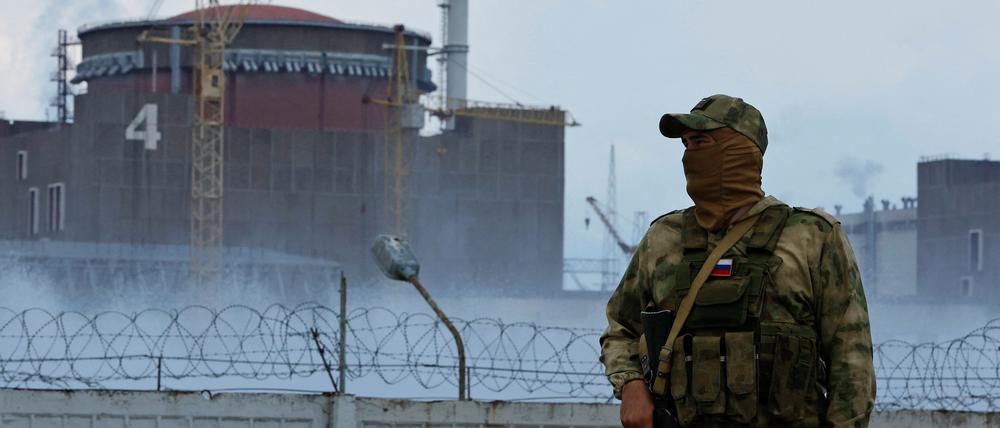 Ein russischer Soldat vor dem besetzten Atomkraftwerk Saporischschja