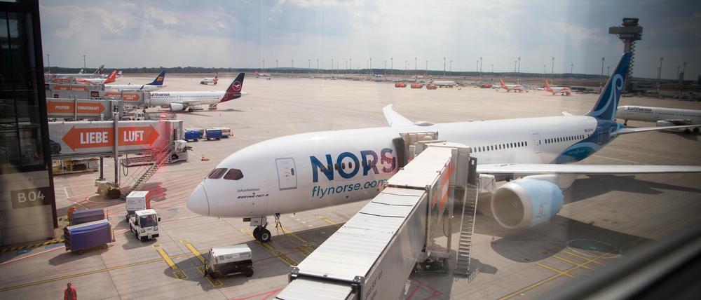 Die Boeing 787 Dreamliner von der norwegischen Fluggesellschaft Norse kurz vor ihrem ersten Linienflug von Berlin nach New York am 17.08.2022.