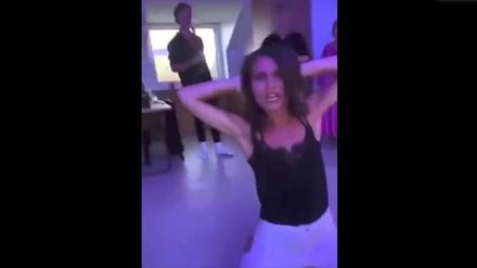 Sanna Marin, Finnlands Ministerpräsidentin tanzt auf einem Video.