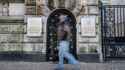 Ein Passant geht an einem Eingangstor der russischen Botschaft in Berlin vorbei. 