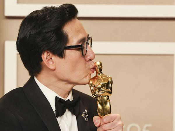 Ke Huy Quan küsst seinen Oscar.