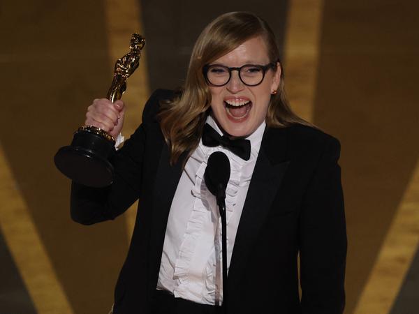 Sarah Polley freut sich über ihren Oscar für „Die Aussprache“.