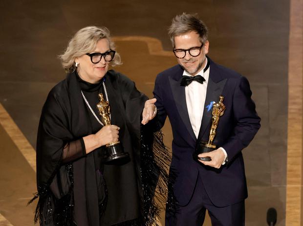 Ernestine Hipper und Christian M. Goldbeck mit ihren Oscars für das Setdesign für „Im Westen nichts Neues“.
