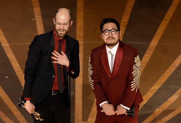 Daniel Scheinert und Dan Kwan können sich über zwei Oscars für Regie und Drehbuch freuen.