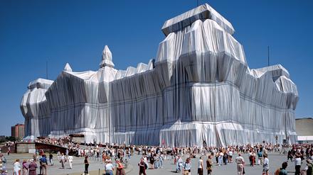 Am 24. Juni 1995 war es so weit: Nach langem Streit um das Kunstprojekt war der Reichstag komplett mit Stoff verhüllt. 