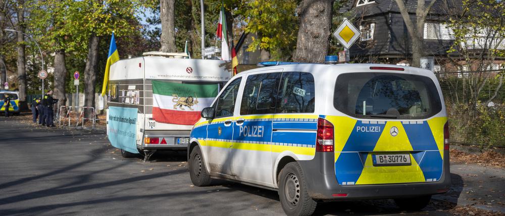 Die Mahnwache vor der iranischen Botschaft ist von drei Tätern attackiert worden.