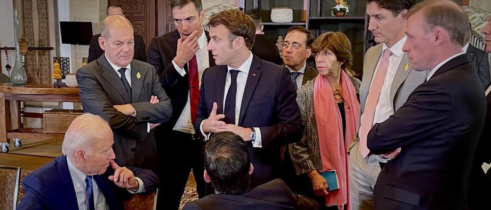 Lektion in Körpersprache: Beim G20-Gipfel auf Bali lauscht der Bundeskanzler (links) den Worten des französischen Präsidenten mit verschränkten Armen. 