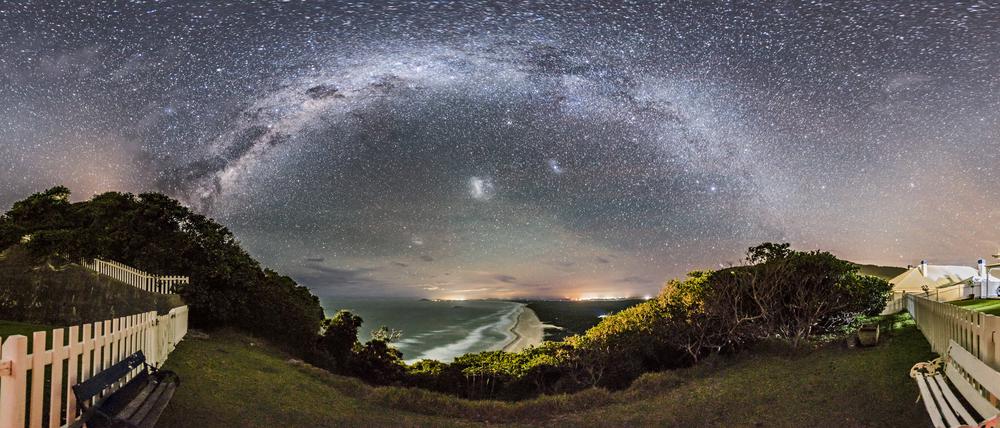 Die Magellanschen Wolken sind auf diesem 360-Grad-Panorama vom südlichen Sternenhimmel unter dem Bogen der Milchstraße etwas links vom Zentrum zu sehen. 