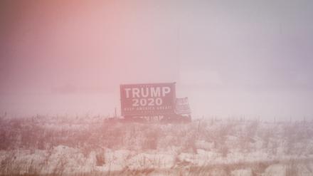 Ein Trump-Plakat im verschneiten Iowa.