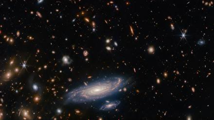 Galaxien aus der Frühzeit haben viel mehr Masse als es kurz nach dem Urknall möglich war. Kosmologen suchen nach einer Erklärung, die zum großen Rätsel um die Dunkle Energie führen könnte.