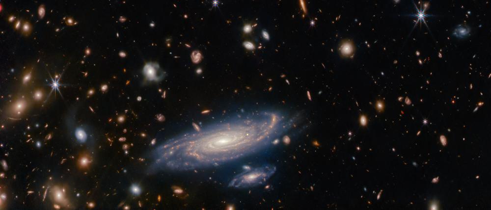 Galaxien aus der Frühzeit haben viel mehr Masse als es kurz nach dem Urknall möglich war. Kosmologen suchen nach einer Erklärung, die zum großen Rätsel um die Dunkle Energie führen könnte.