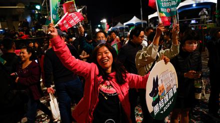 Unterstützer der Regierungspartei DPP tanzen nach dem Sieg von William Lai in den Straßen von Taipeh.