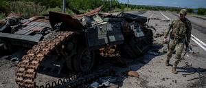 Ein zerstörter russischer Panzer in der Südukraine.     