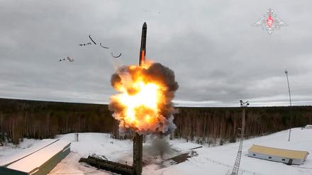 Eine ballistische Interkontinentalrakete des Typs Yars wird während eines Trainings vom Kosmodrom Plesetsk in der nördlichen Region Archangelsk, Russland, abgefeuert.