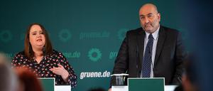 Glücklich sieht anders aus: Die Grünen-Chefs Ricarda Lang und Omid Nouripour.