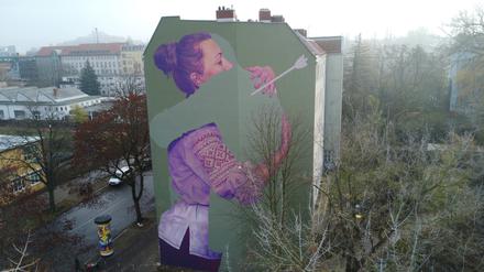 Eine Leerstelle, wo einmal ein Mensch war – Berliner Künstlerduo „Innerfields“ malt Wandbild für Ukraine in Wedding.