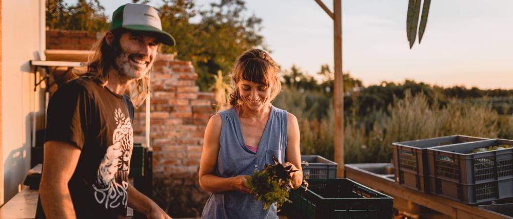 Anne Kaulfuß (r.) und Deacon Dunlop übertragen Arbeitsweisen der Eventbranche auf die Landwirtschaft, etwa das Waschen des Gemüses.