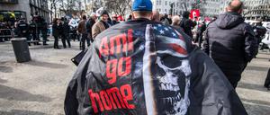 Eine Demo am Rande der jüngsten Münchner Sicherheitskonferenz, zu der unter anderem die AfD und das extrem rechte Compact-Magazin aufgerufen hatten.