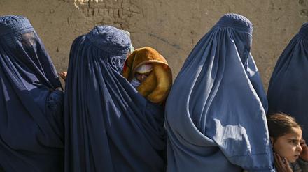 Frauen in Burka an einer Verteilstelle für Lebensmittel in einem Vorort von Kabul (Archivbild vom 6. November 2021)